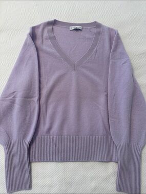 White + Warren Lavender V-Neck Cashmere Sweater